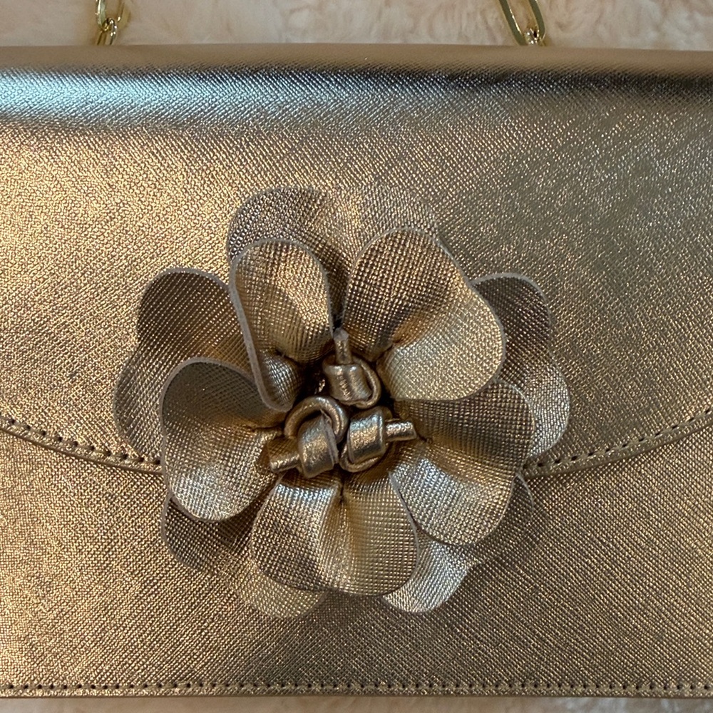 Lilly Pulitzer Gold Crossbody Bag with Floral Accent - Picture 4 of 6